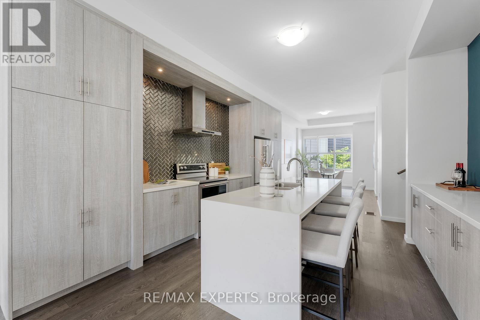 172 SYDNEY CIRCLE Image 10