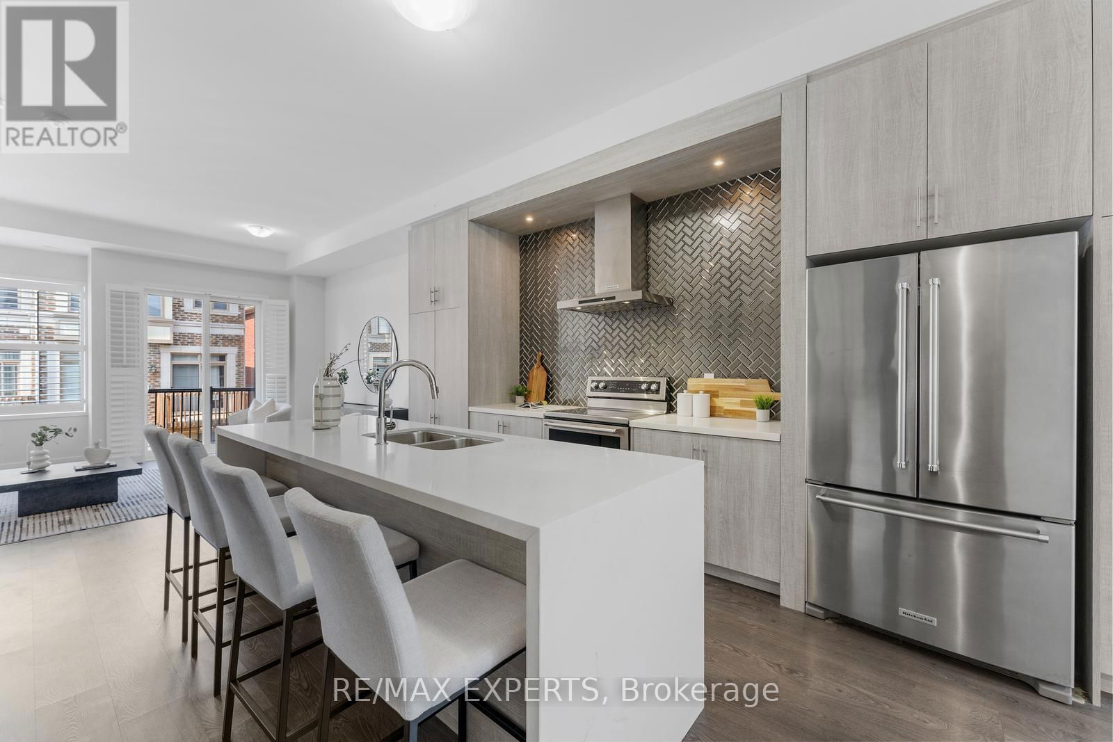 172 SYDNEY CIRCLE Image 9
