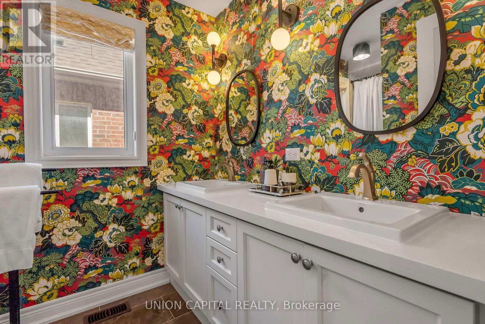 130 WALTER ENGLISH DRIVE Image 22