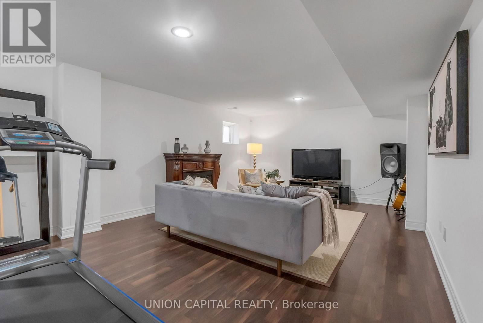 130 WALTER ENGLISH DRIVE Image 24