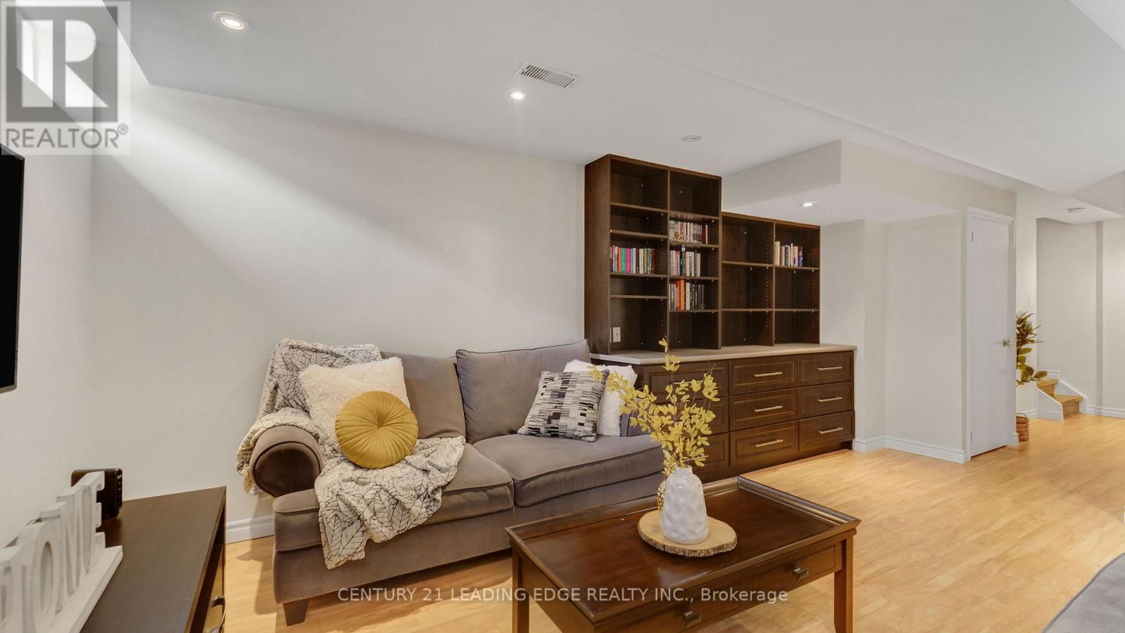 15 JAMESWAY CRESCENT Image 34