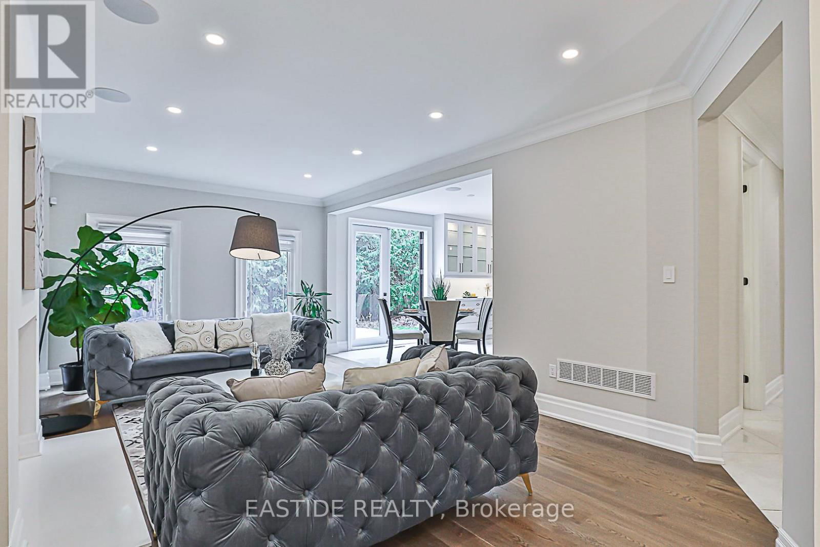 11 GATCOMBE CIRCLE Image 12