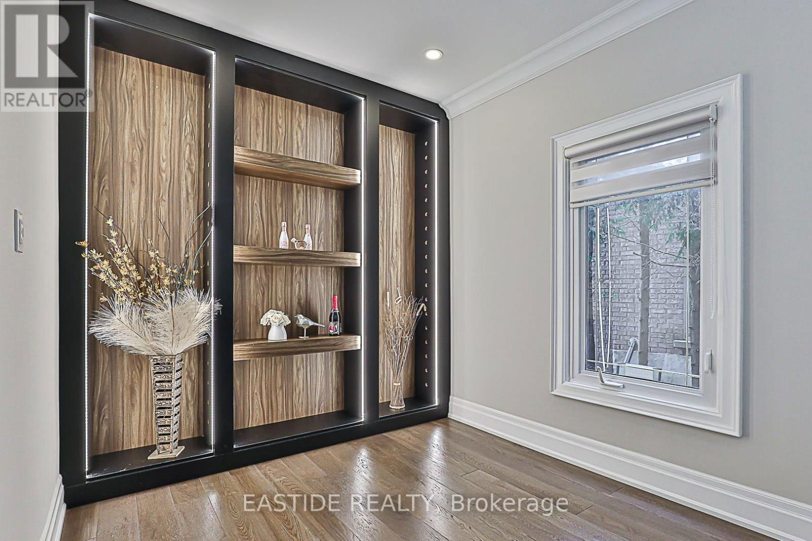 11 GATCOMBE CIRCLE Image 15
