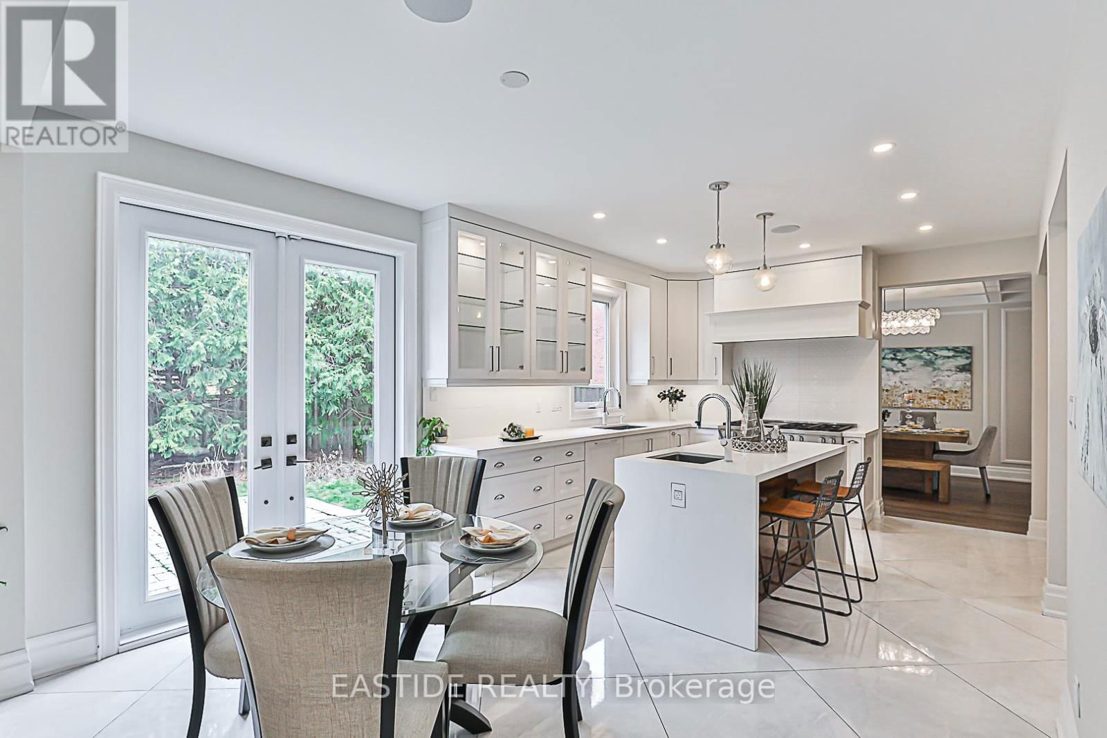 11 GATCOMBE CIRCLE Image 16