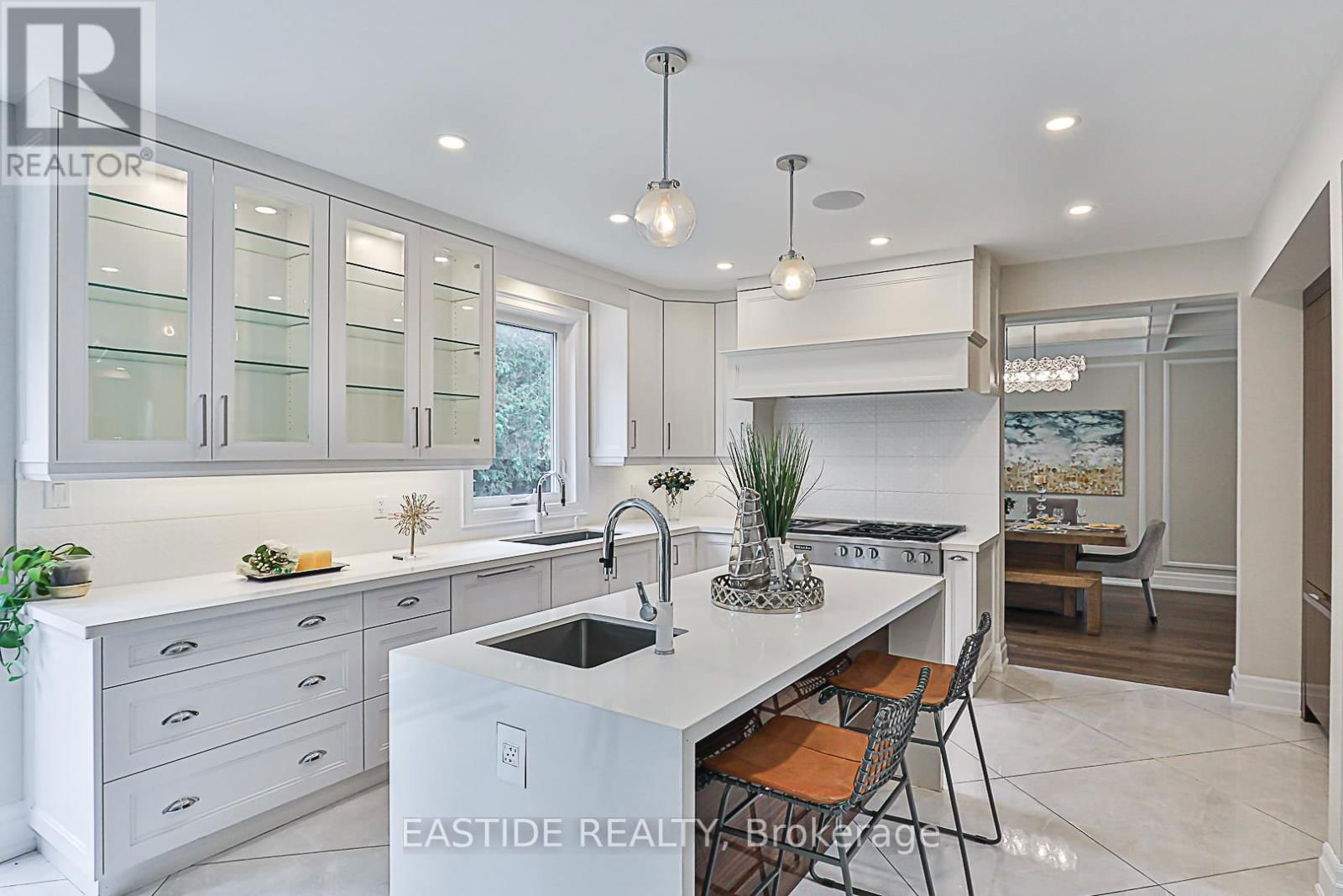 11 GATCOMBE CIRCLE Image 18