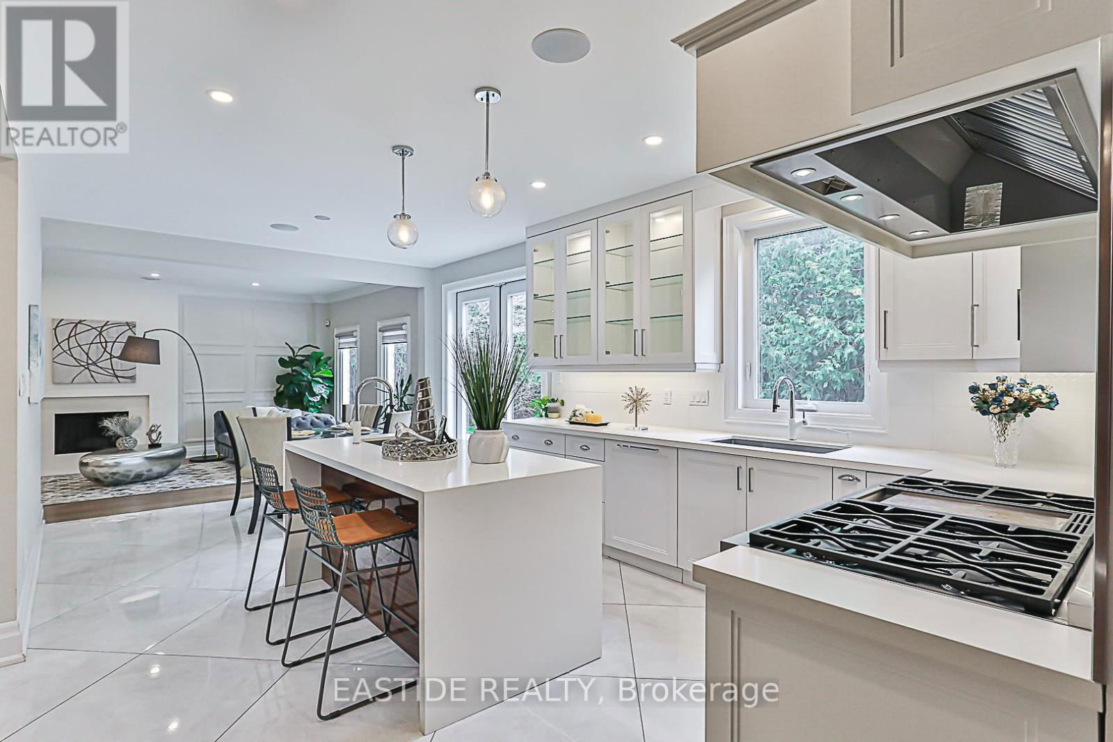 11 GATCOMBE CIRCLE Image 19