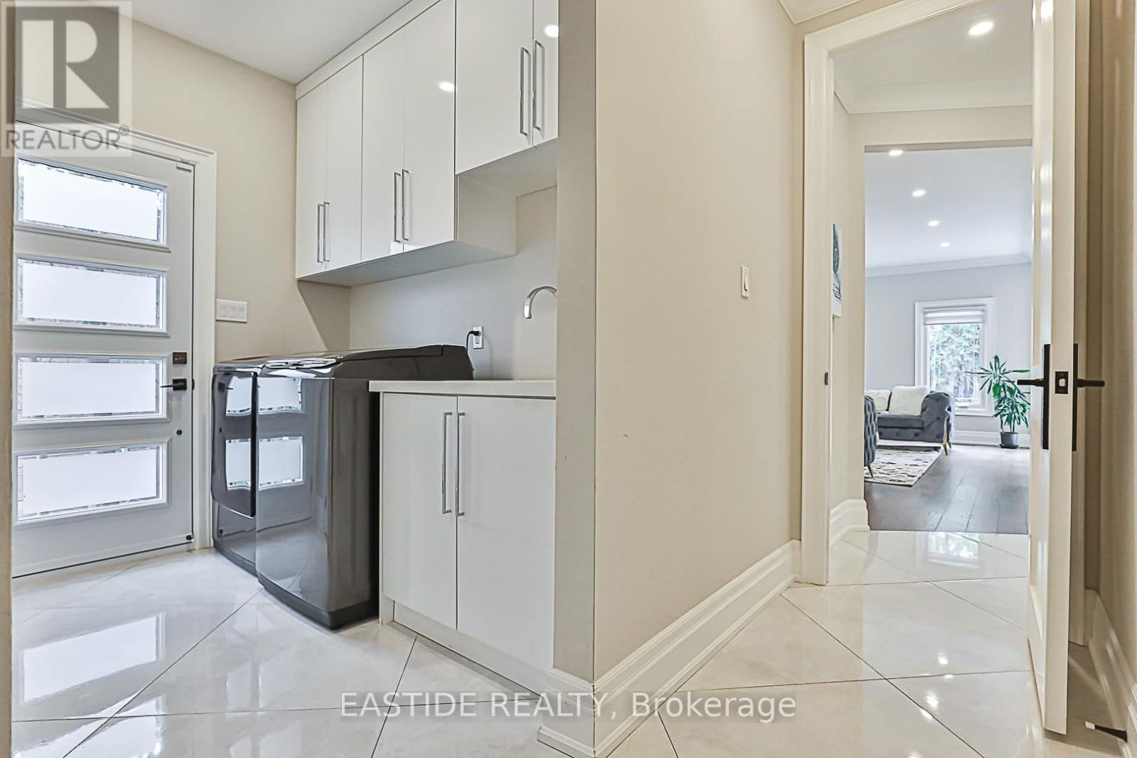 11 GATCOMBE CIRCLE Image 24