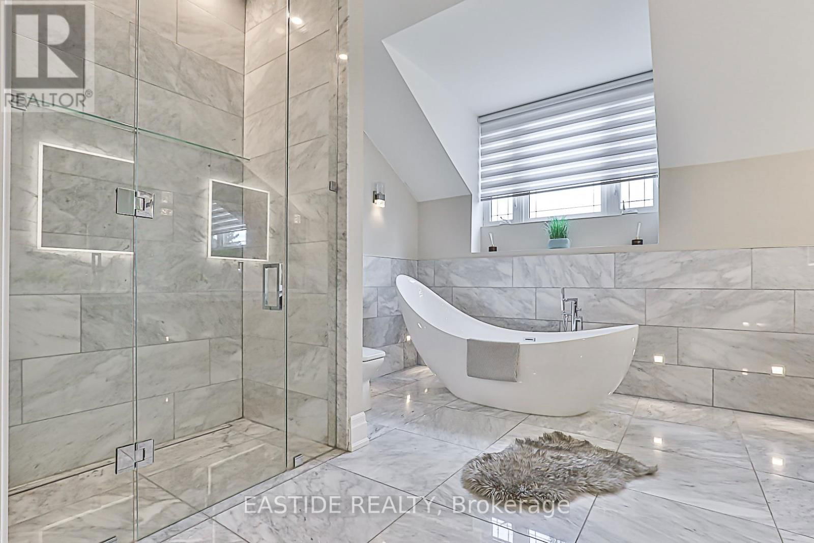 11 GATCOMBE CIRCLE Image 32