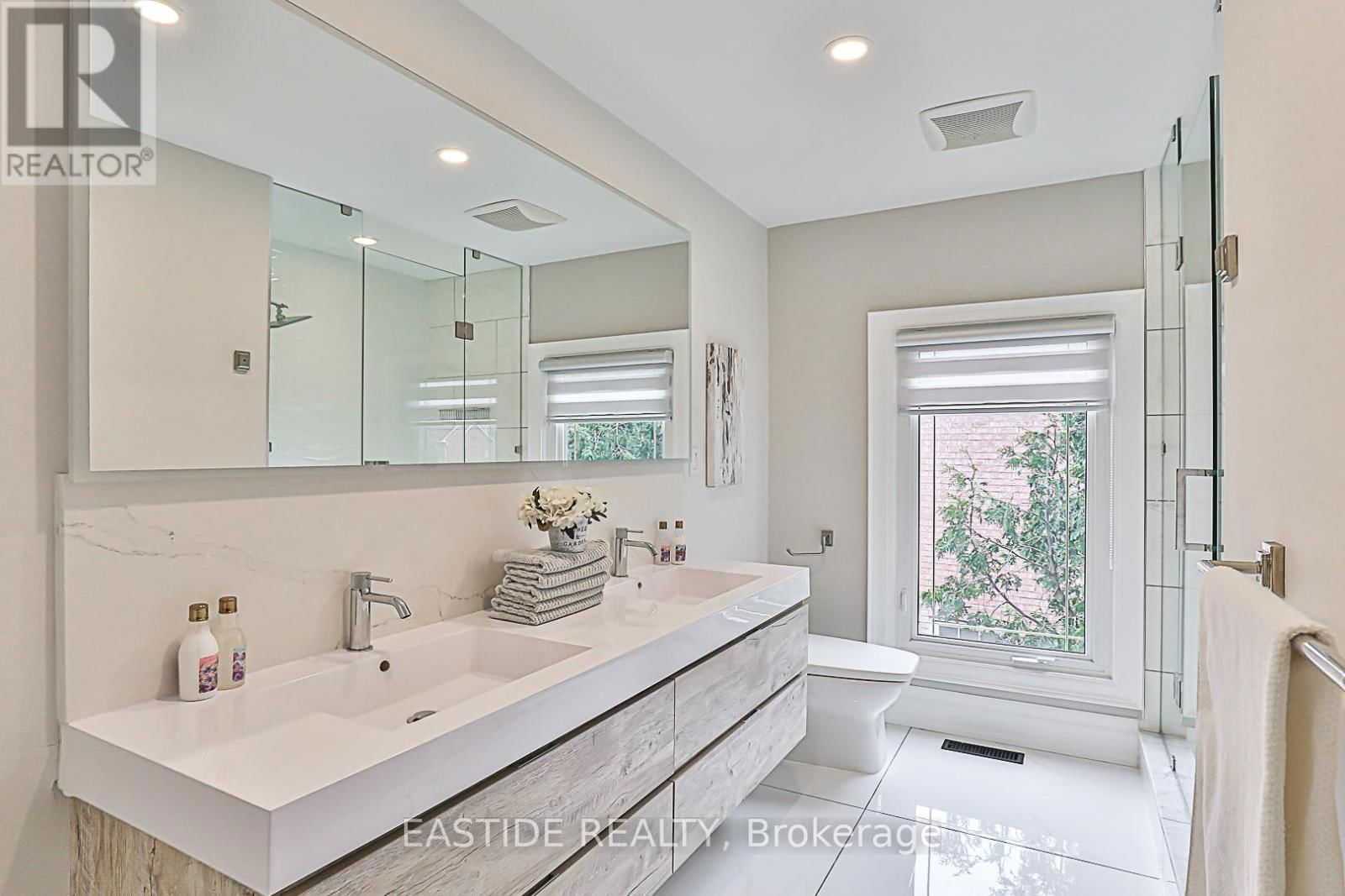 11 GATCOMBE CIRCLE Image 39