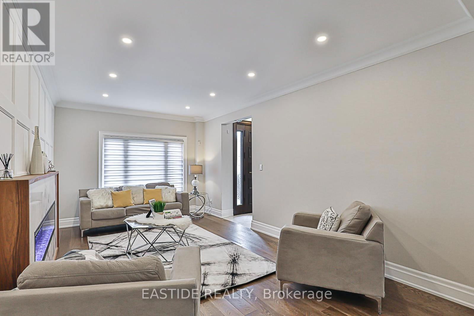 11 GATCOMBE CIRCLE Image 8