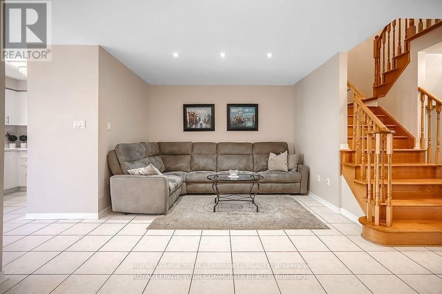 15 ECHO RIDGE CRESCENT Image 10
