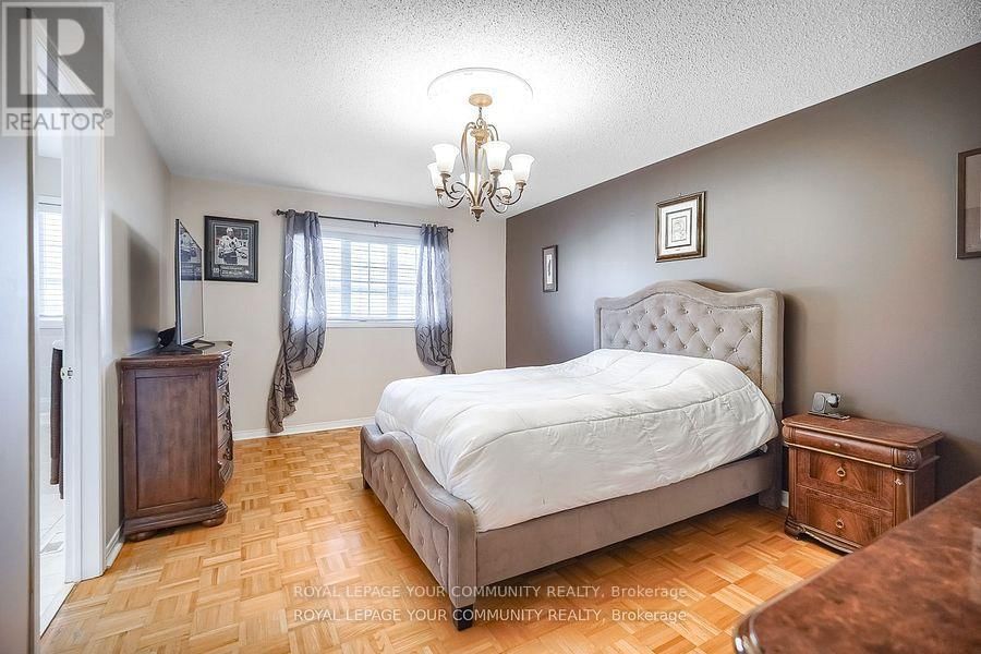 15 ECHO RIDGE CRESCENT Image 25