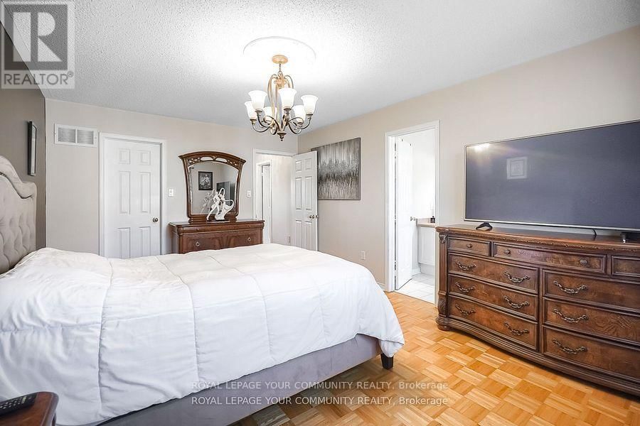 15 ECHO RIDGE CRESCENT Image 27