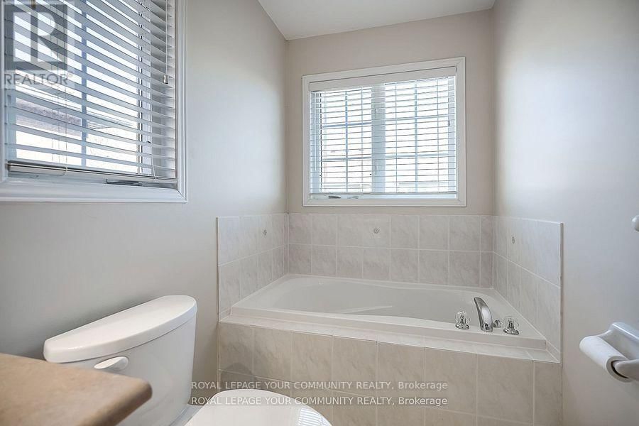 15 ECHO RIDGE CRESCENT Image 29
