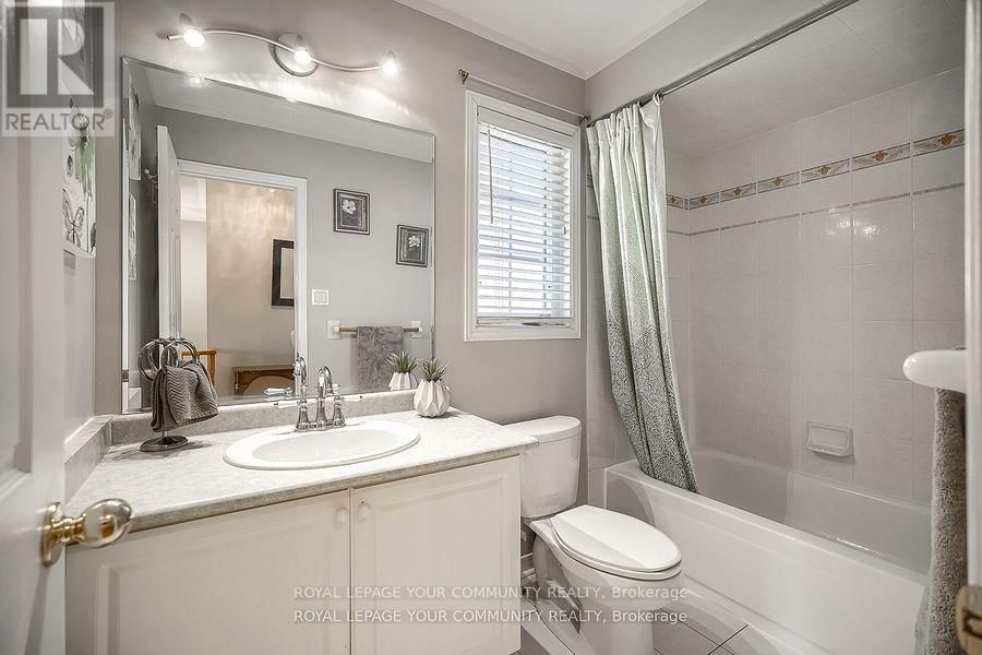 15 ECHO RIDGE CRESCENT Image 35