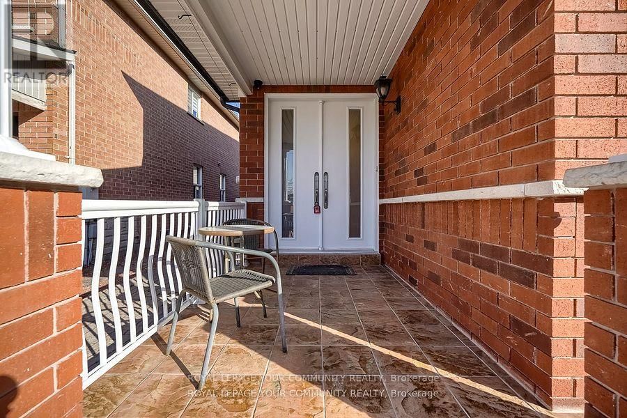 15 ECHO RIDGE CRESCENT Image 7