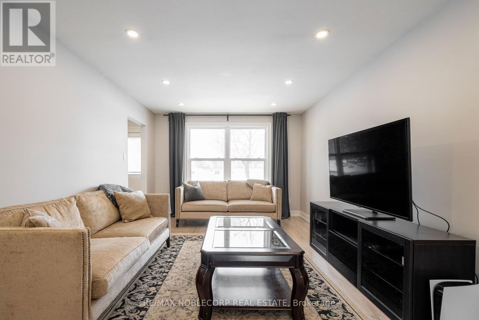 115 WILLIAM ROE BOULEVARD Image 21