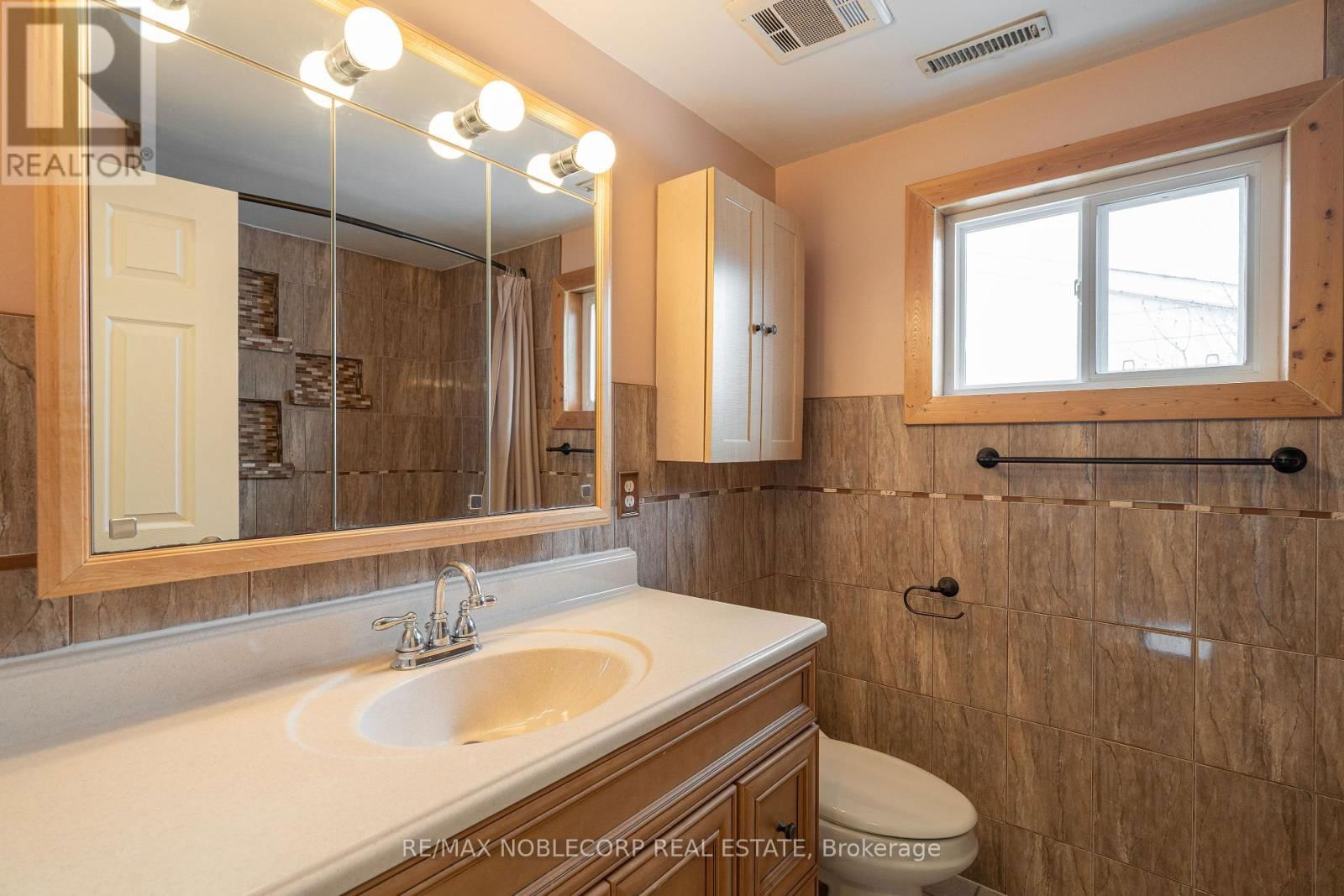 115 WILLIAM ROE BOULEVARD Image 23