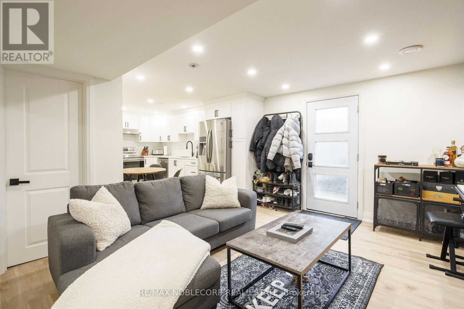 115 WILLIAM ROE BOULEVARD Image 31