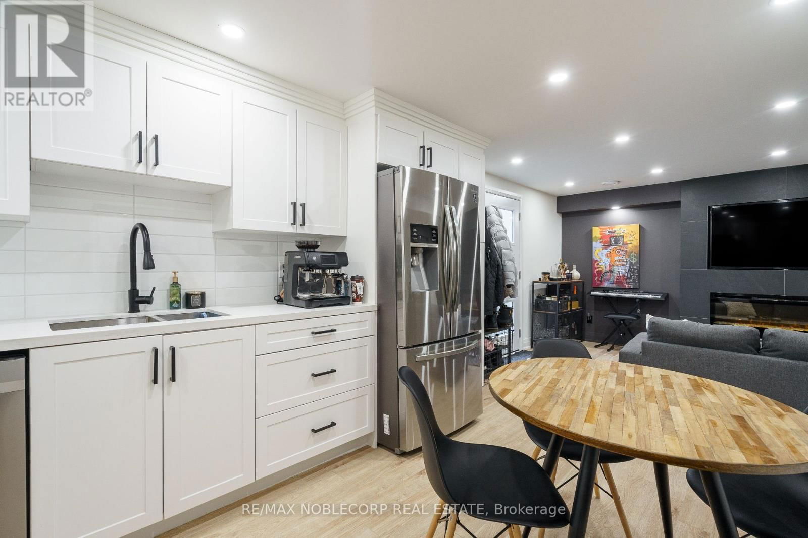 115 WILLIAM ROE BOULEVARD Image 39