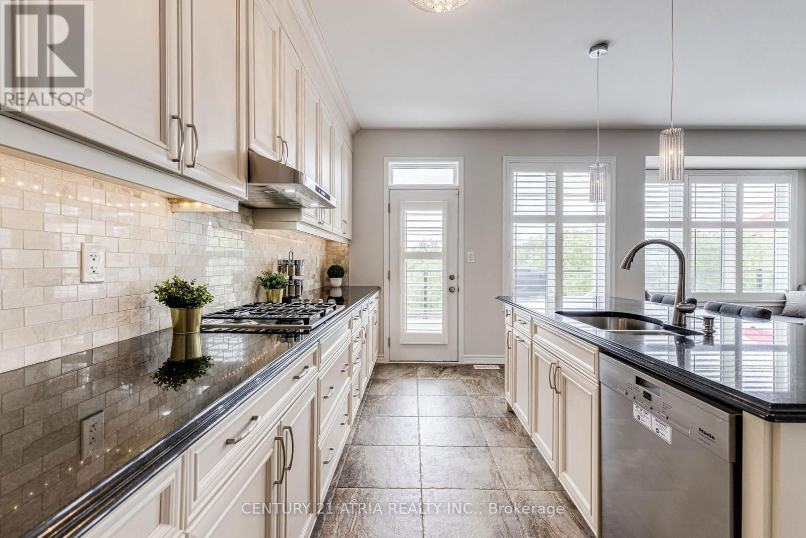 122 DEGRAAF CRESCENT Image 11