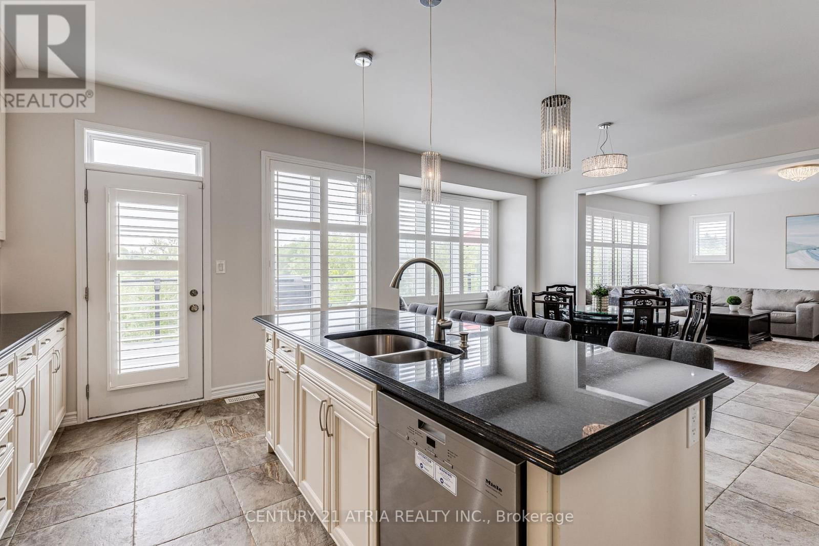 122 DEGRAAF CRESCENT Image 12