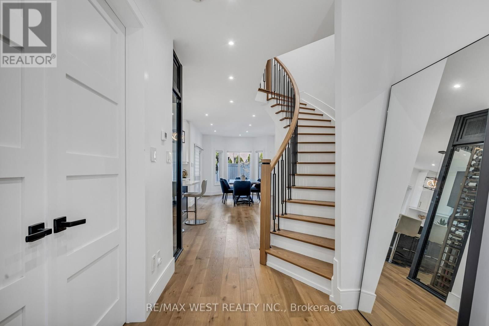26 ARISTA GATE Image 12
