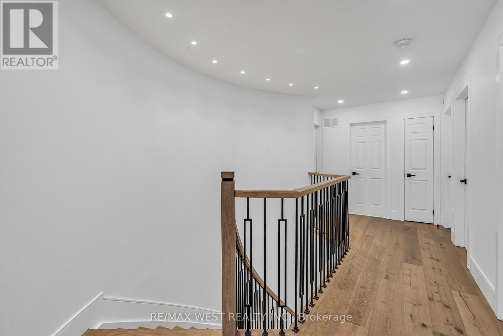26 ARISTA GATE Image 16