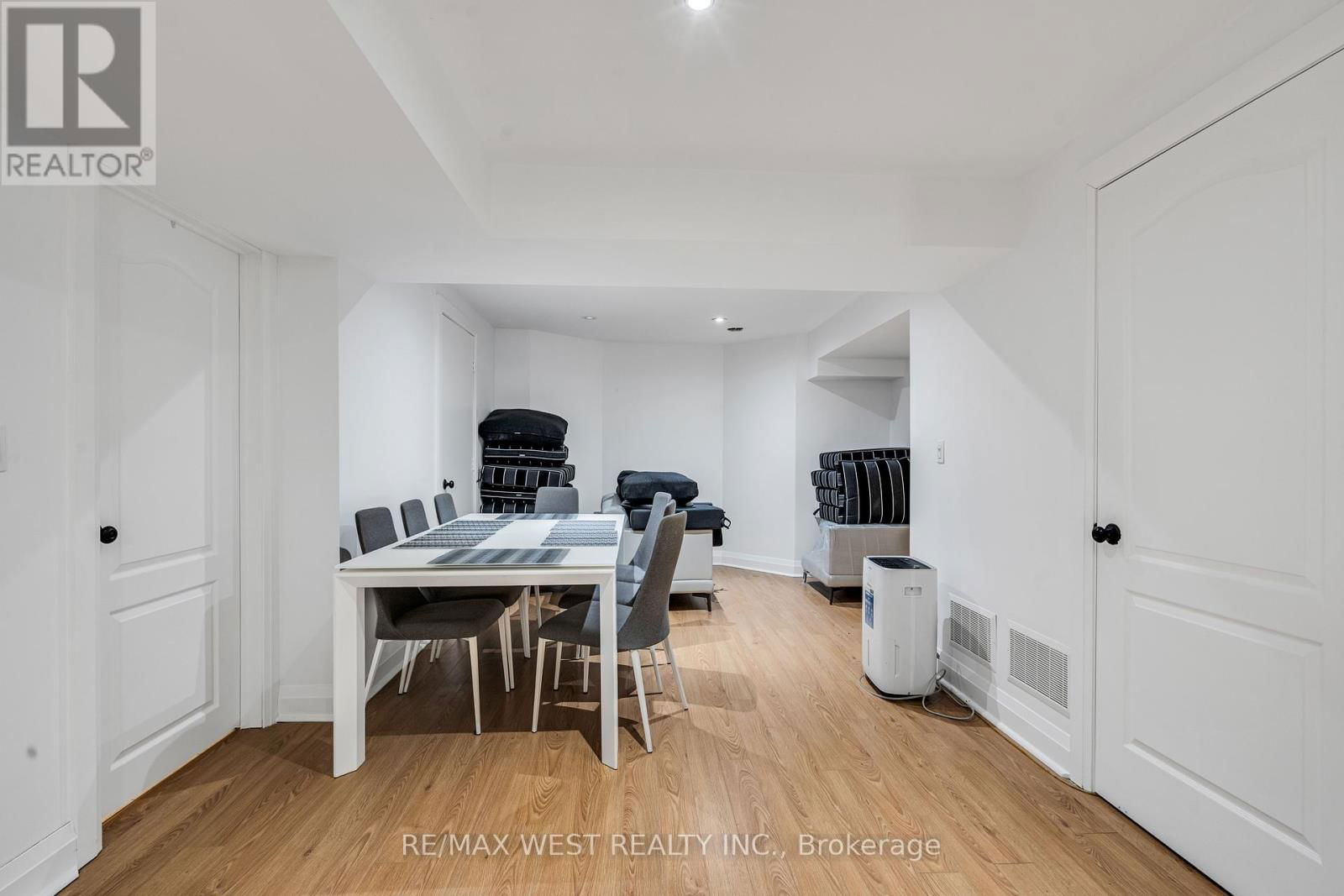 26 ARISTA GATE Image 33
