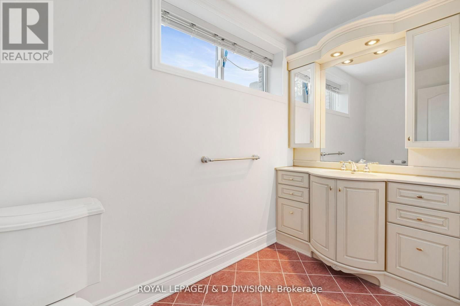 19 LOGAN COURT Image 32