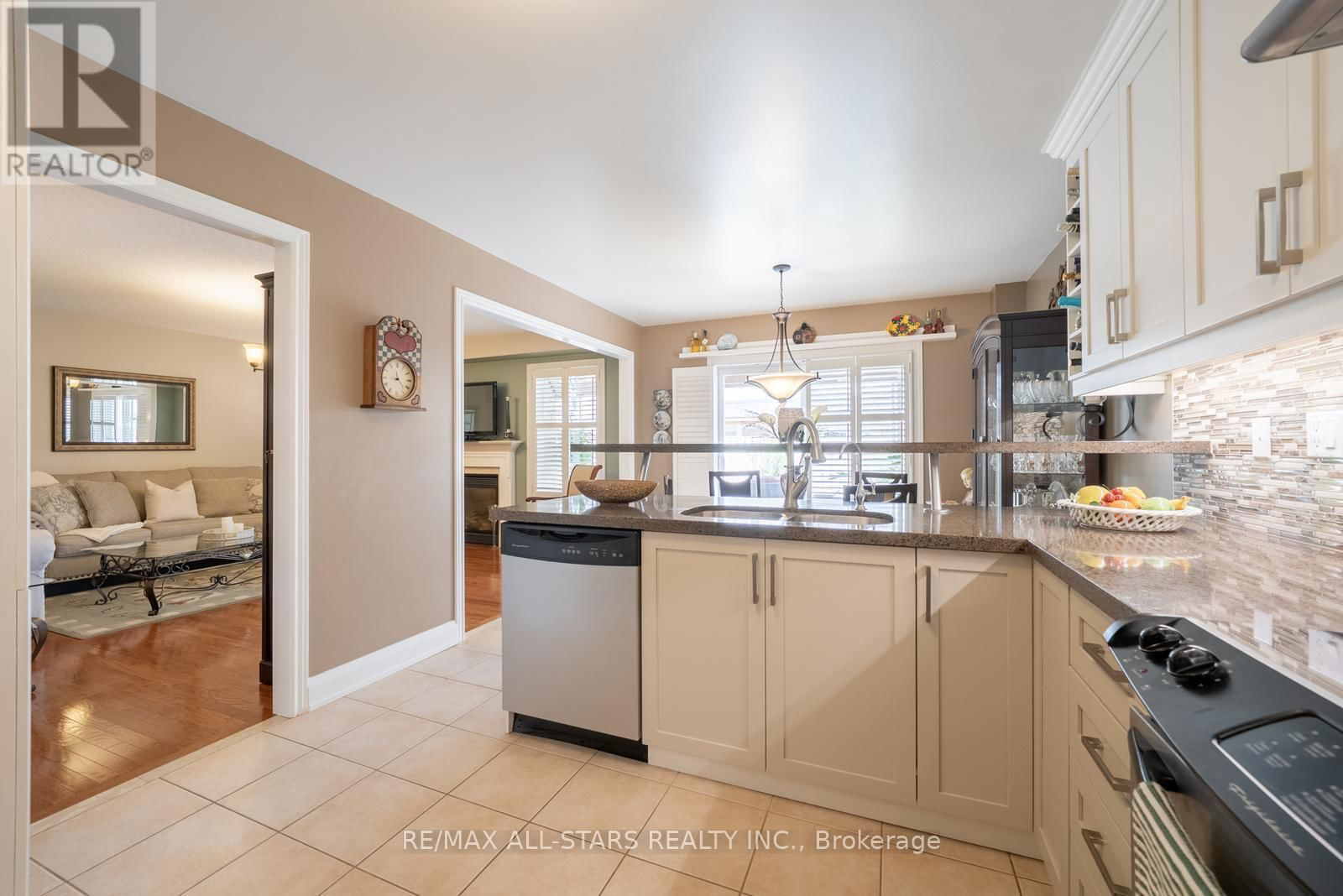 124 RICHARD COULSON CRESCENT Image 17