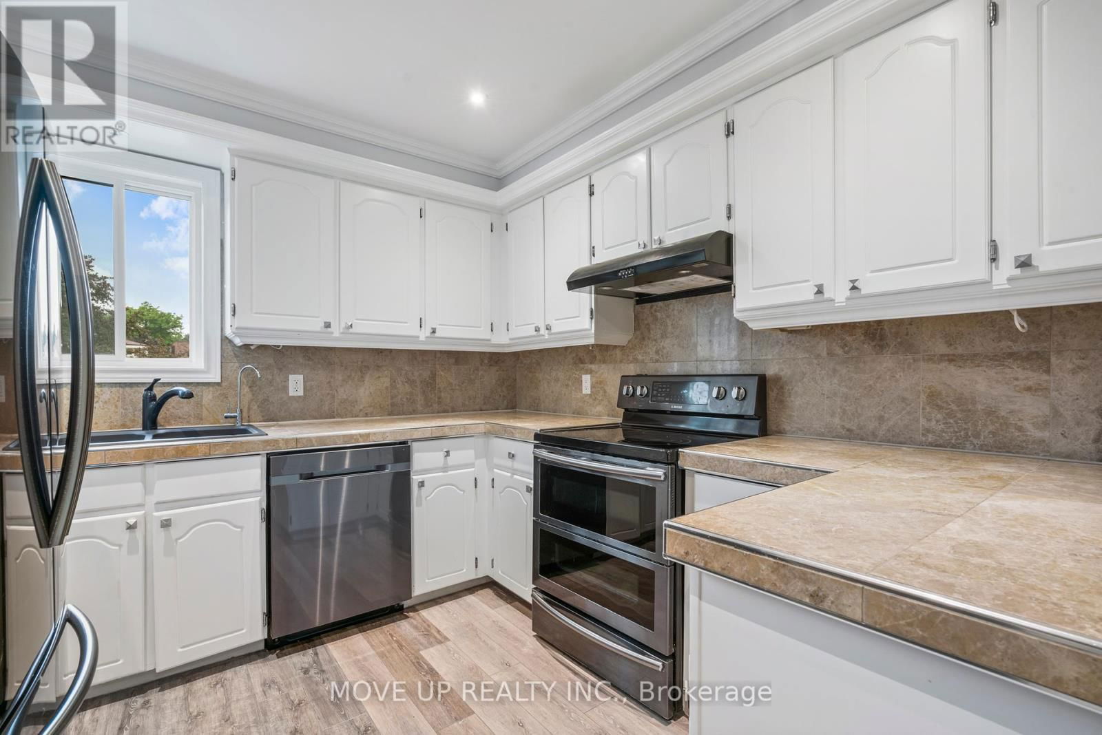 14 POPLAR CRESCENT Image 10