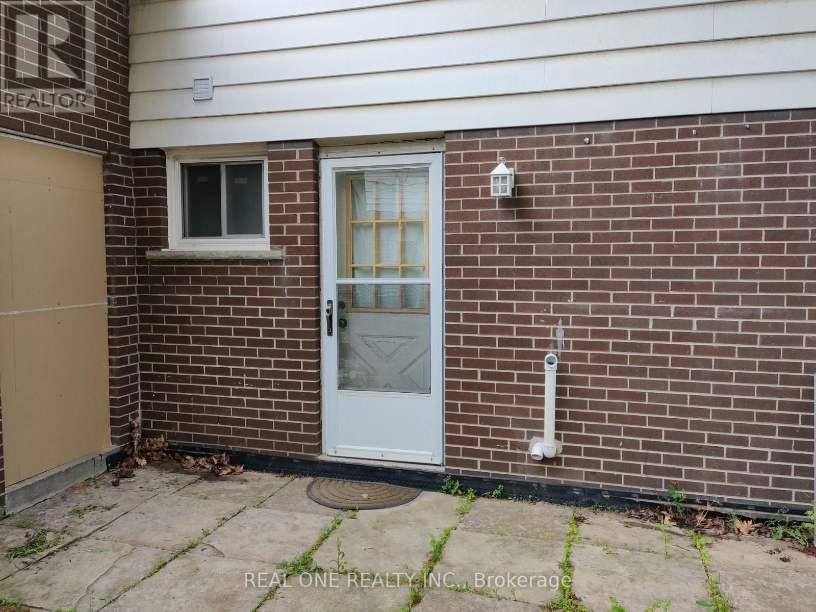 Back unit - 93 SOUTHDALE DRIVE Image 2