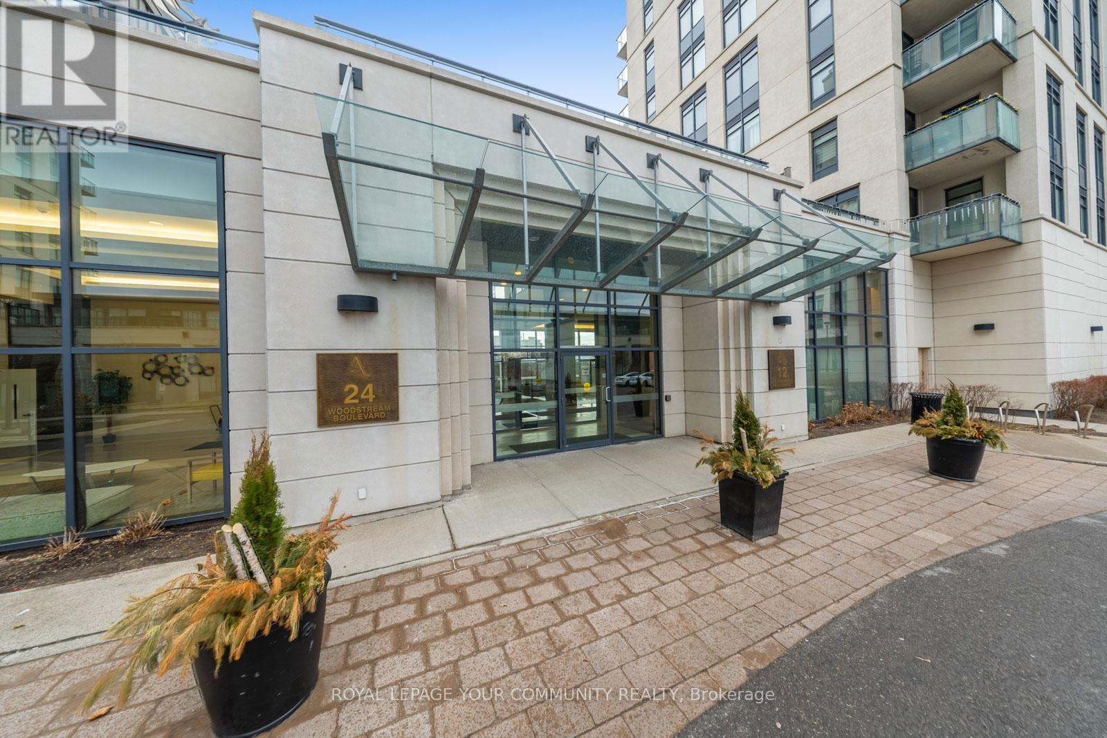 315 - 24 WOODSTREAM BOULEVARD Image 2