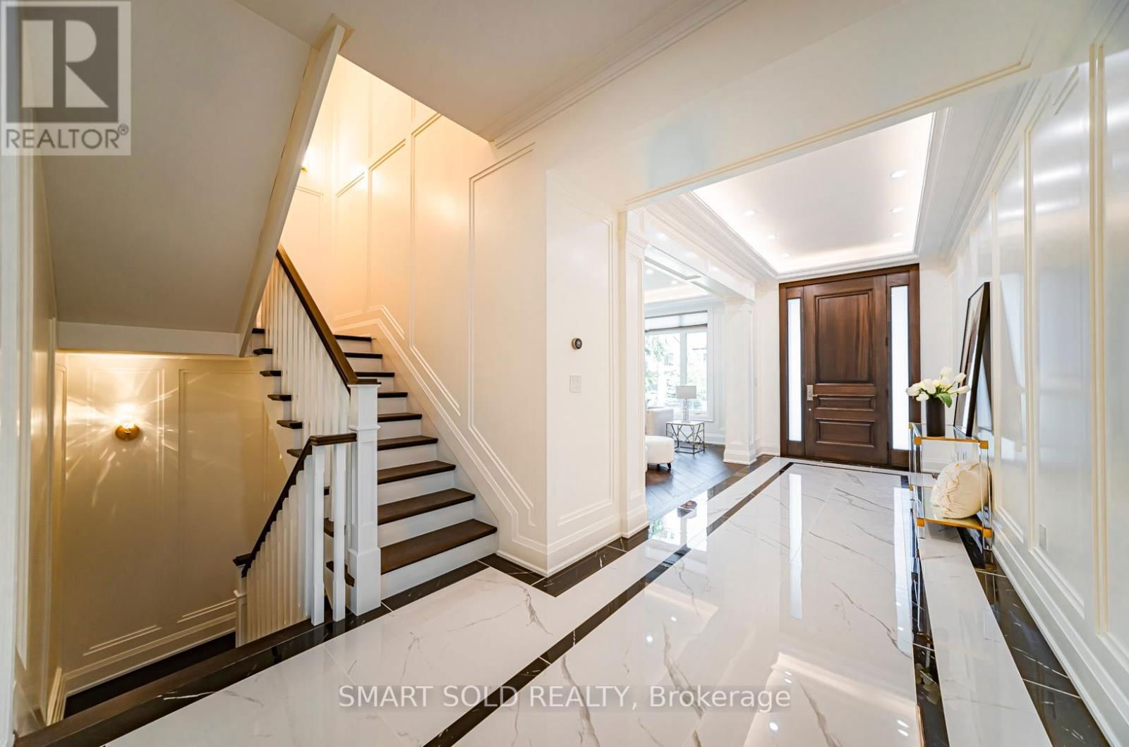 92 LLOYD STREET Image 12