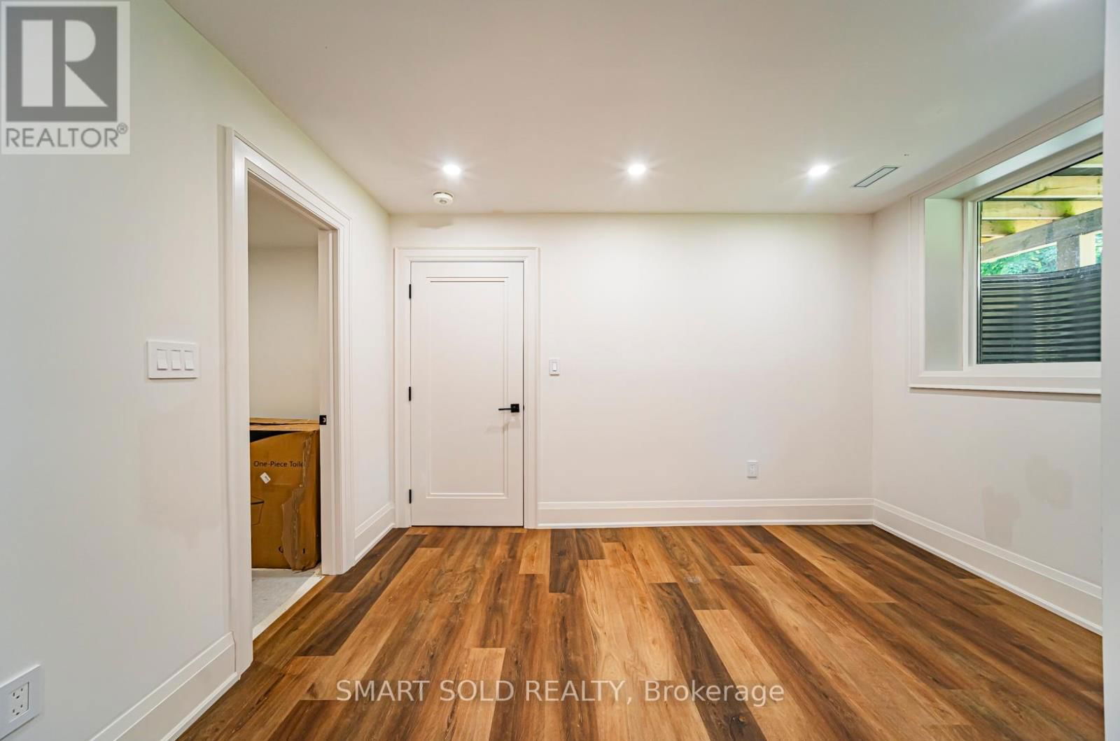 92 LLOYD STREET Image 32