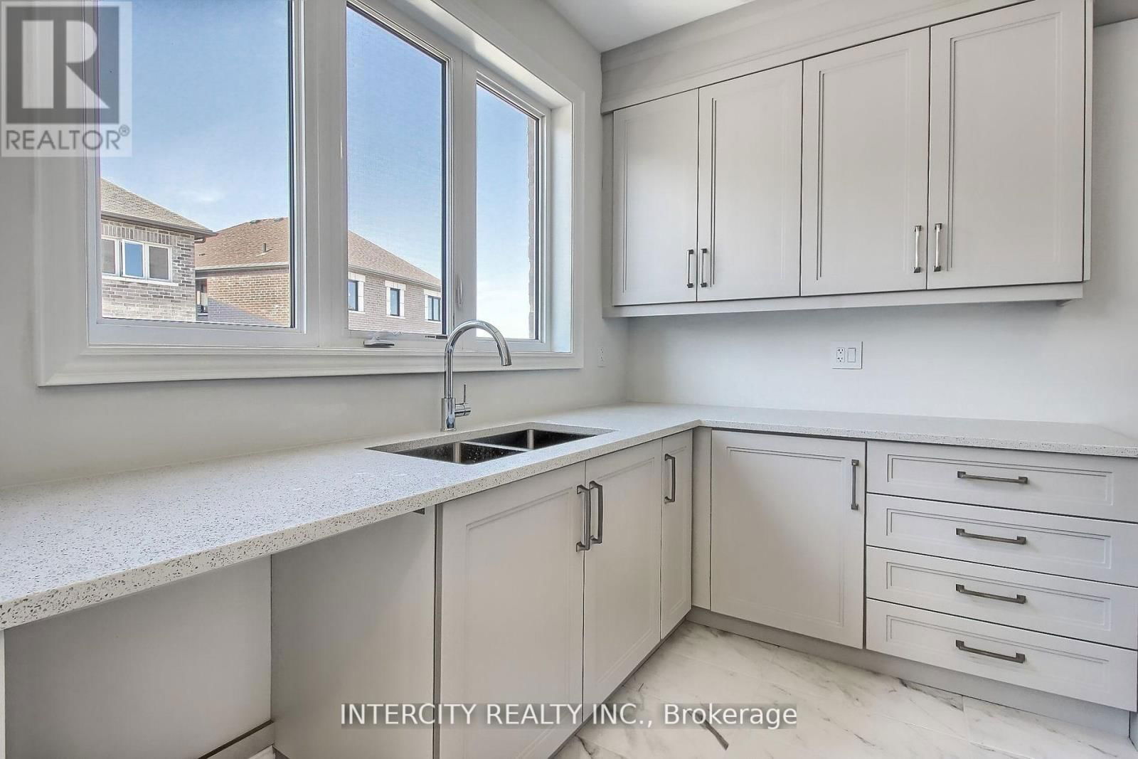 331 SEAVIEW HEIGHTS Image 11