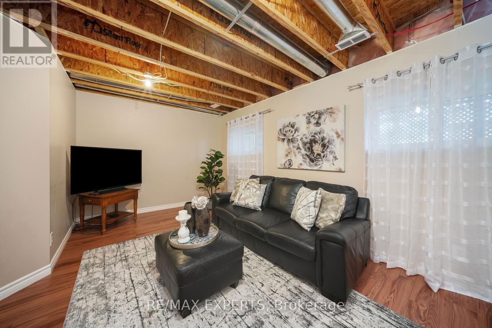 89 PARKSIDE CRESCENT Image 21