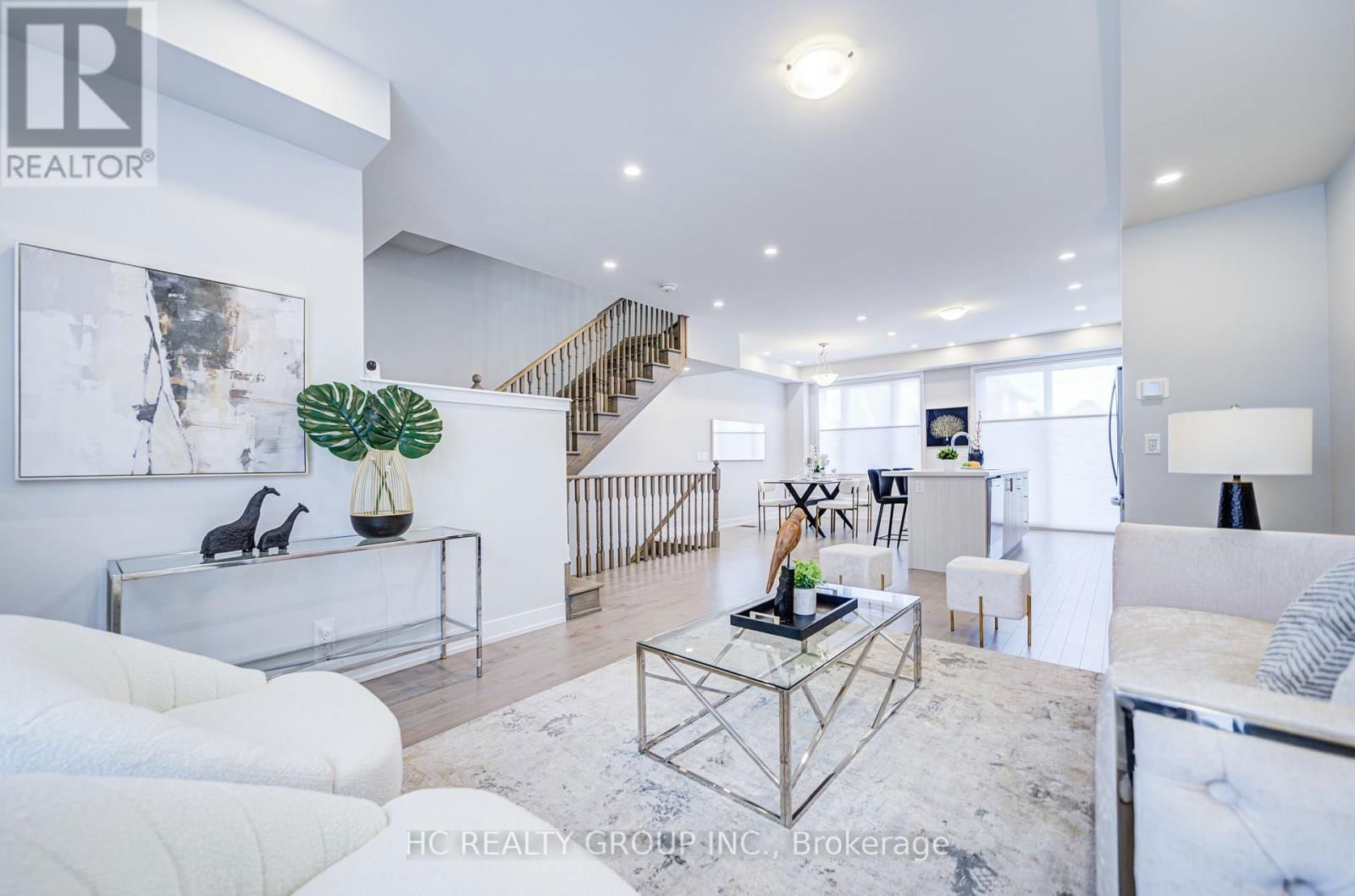 19 GUARDHOUSE CRESCENT Image 5