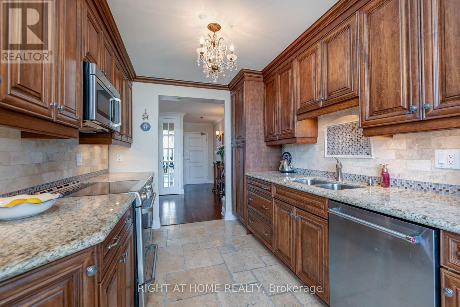 818 - 25 AUSTIN DRIVE Image 13
