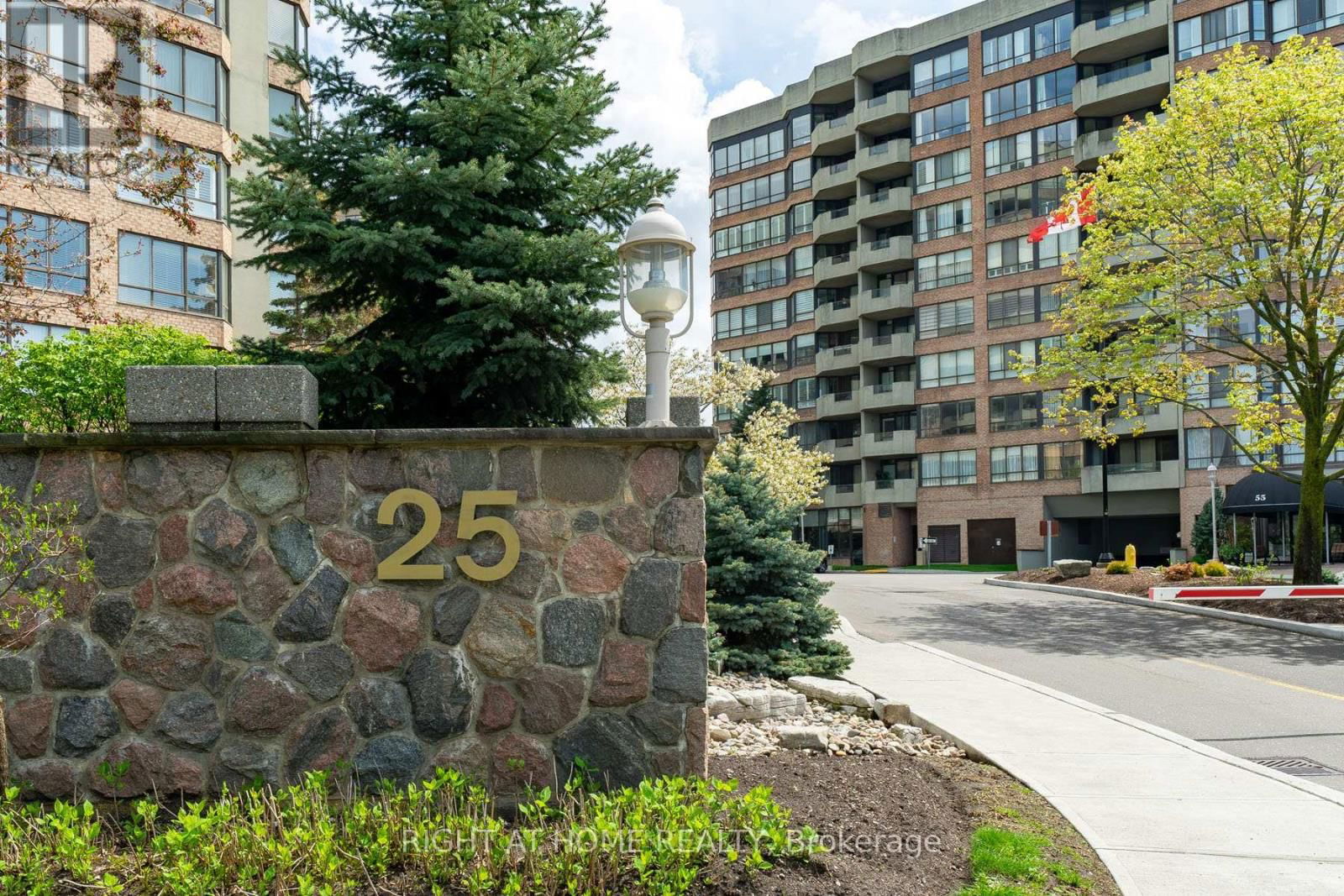 818 - 25 AUSTIN DRIVE Image 2