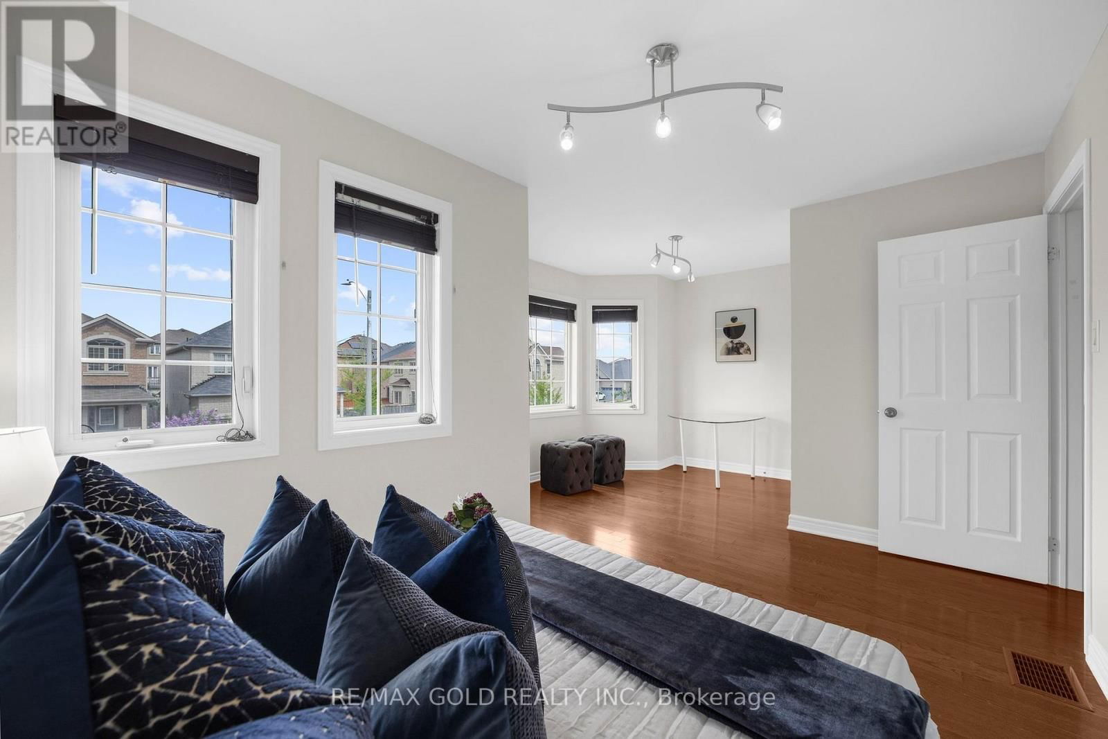157 BLACK MAPLE CRESCENT Image 12