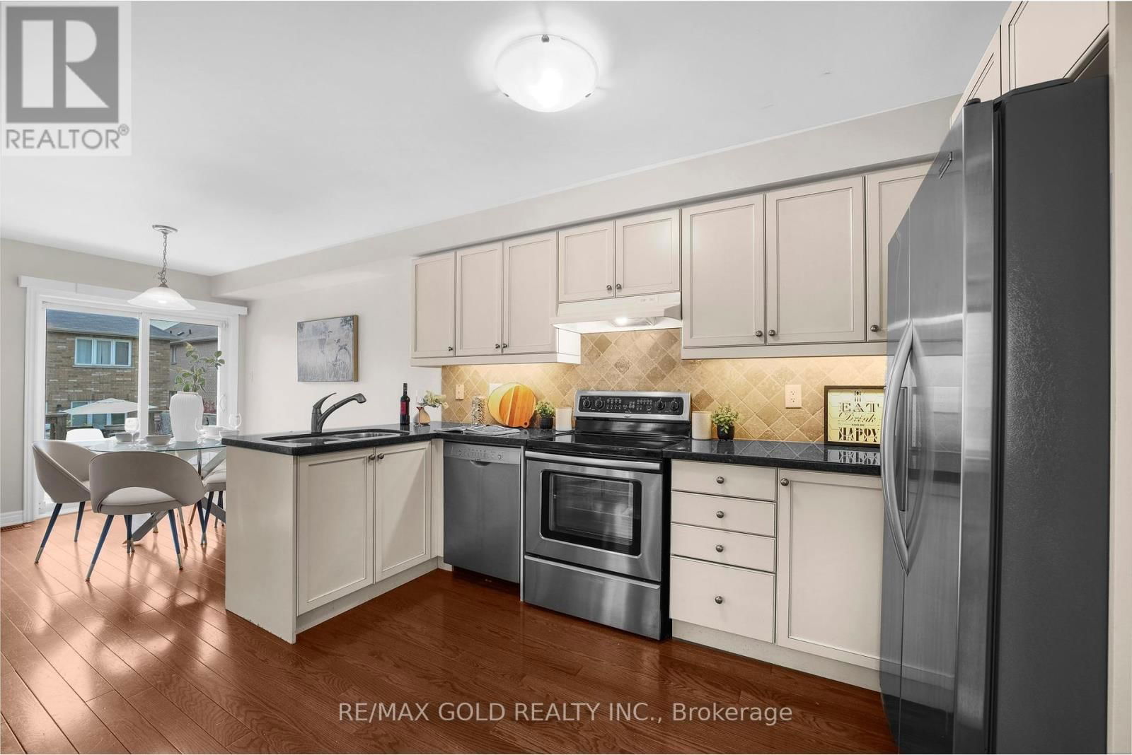 157 BLACK MAPLE CRESCENT Image 14