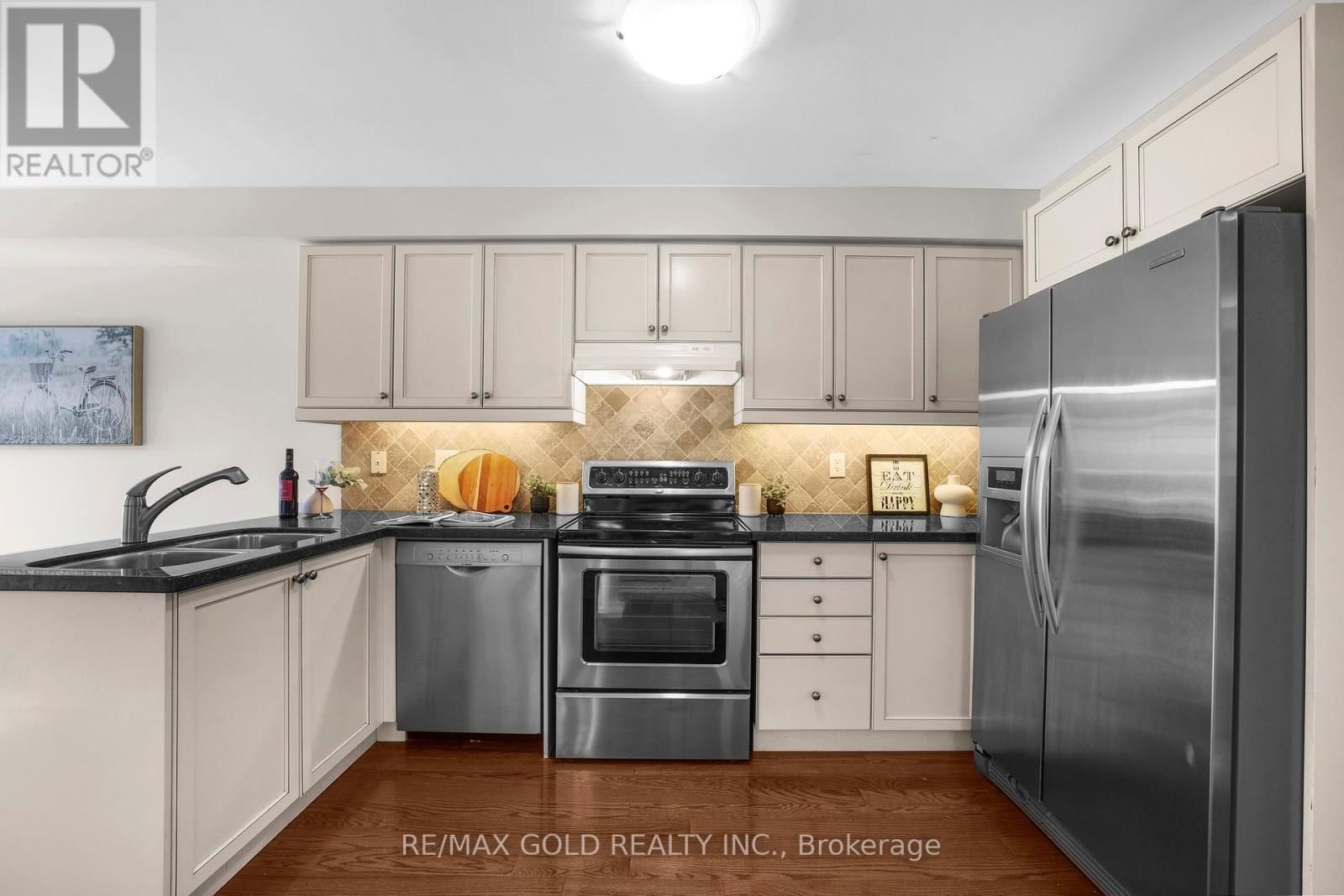 157 BLACK MAPLE CRESCENT Image 15
