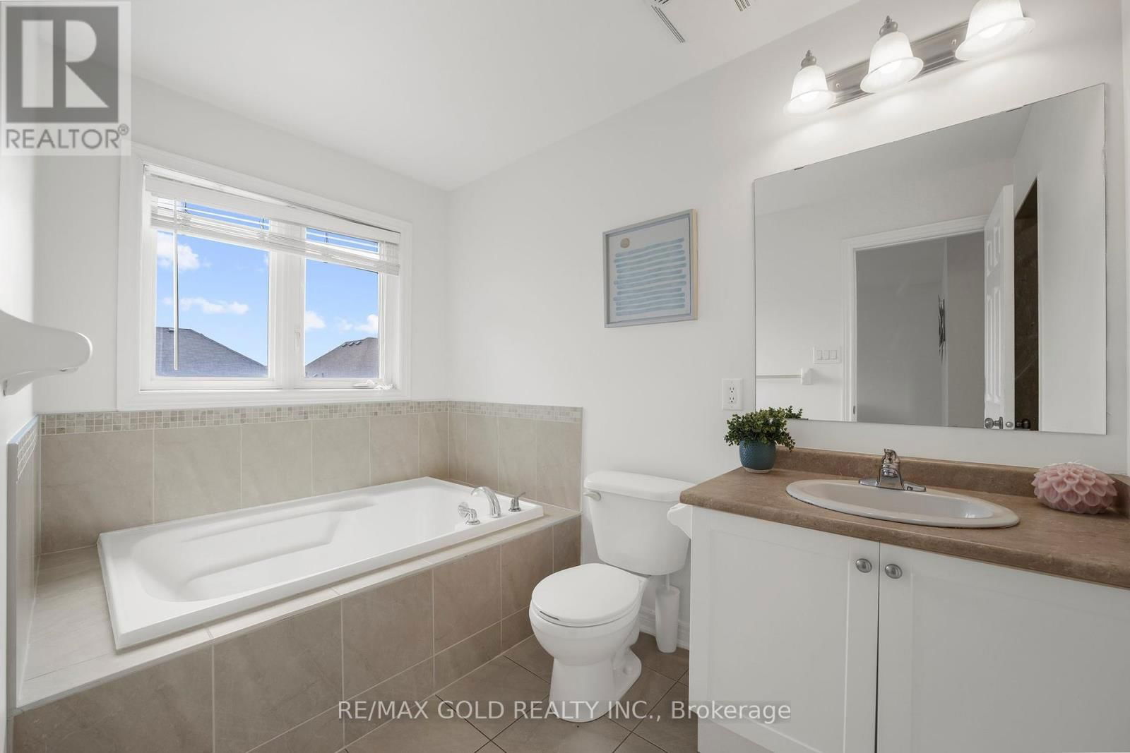 157 BLACK MAPLE CRESCENT Image 25