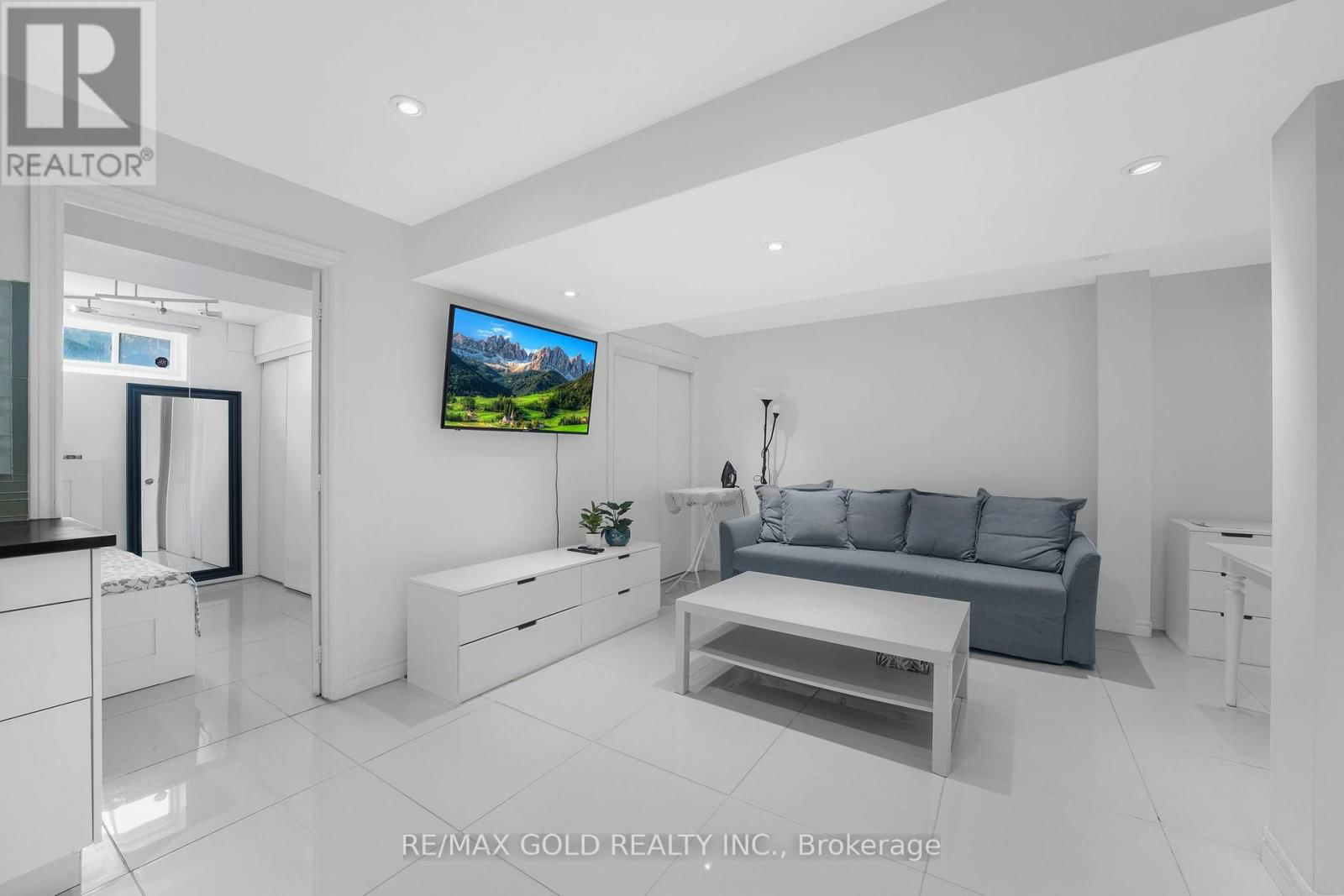157 BLACK MAPLE CRESCENT Image 28