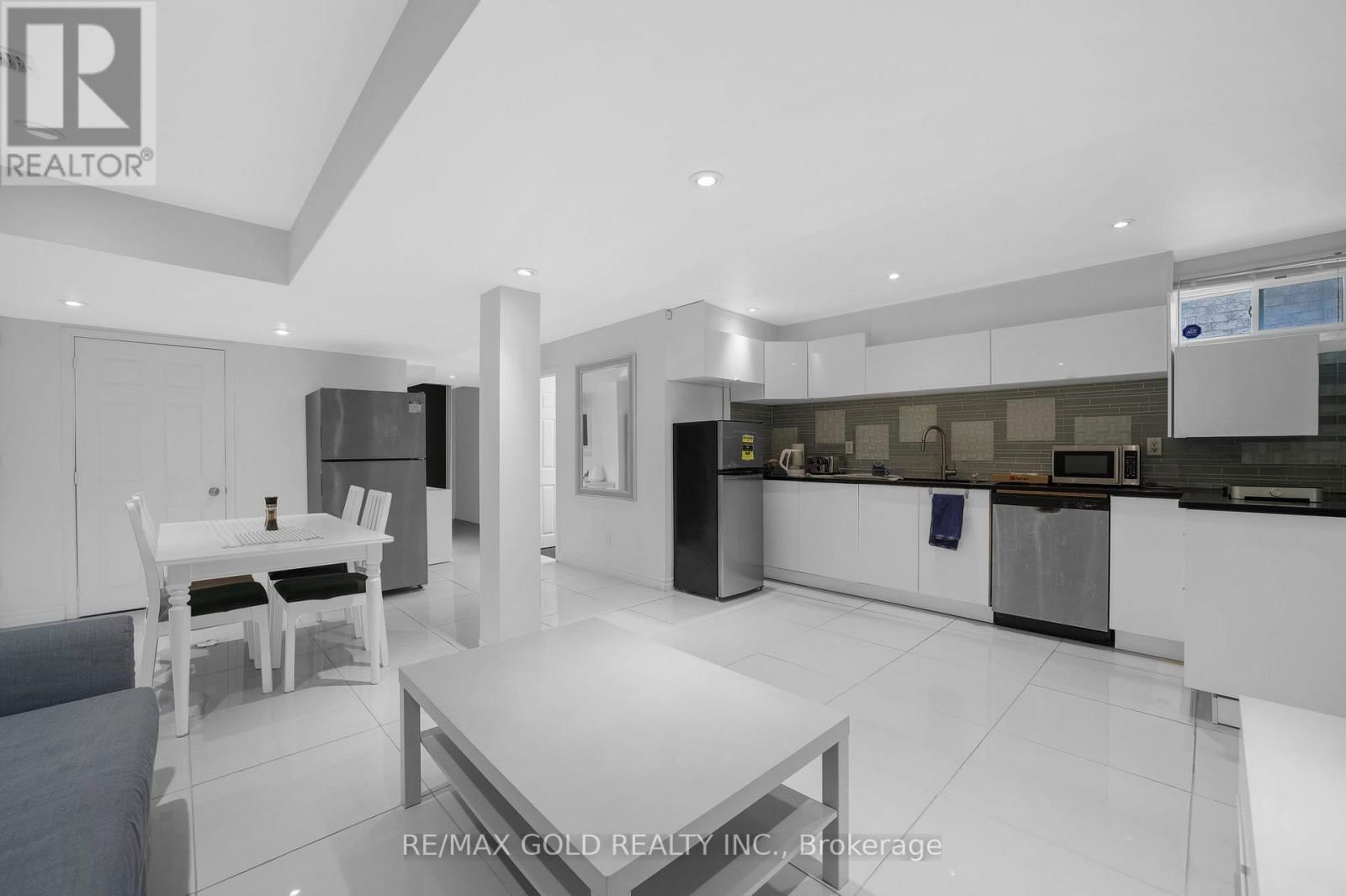 157 BLACK MAPLE CRESCENT Image 31