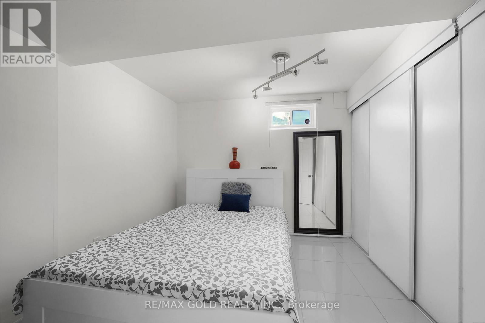 157 BLACK MAPLE CRESCENT Image 32