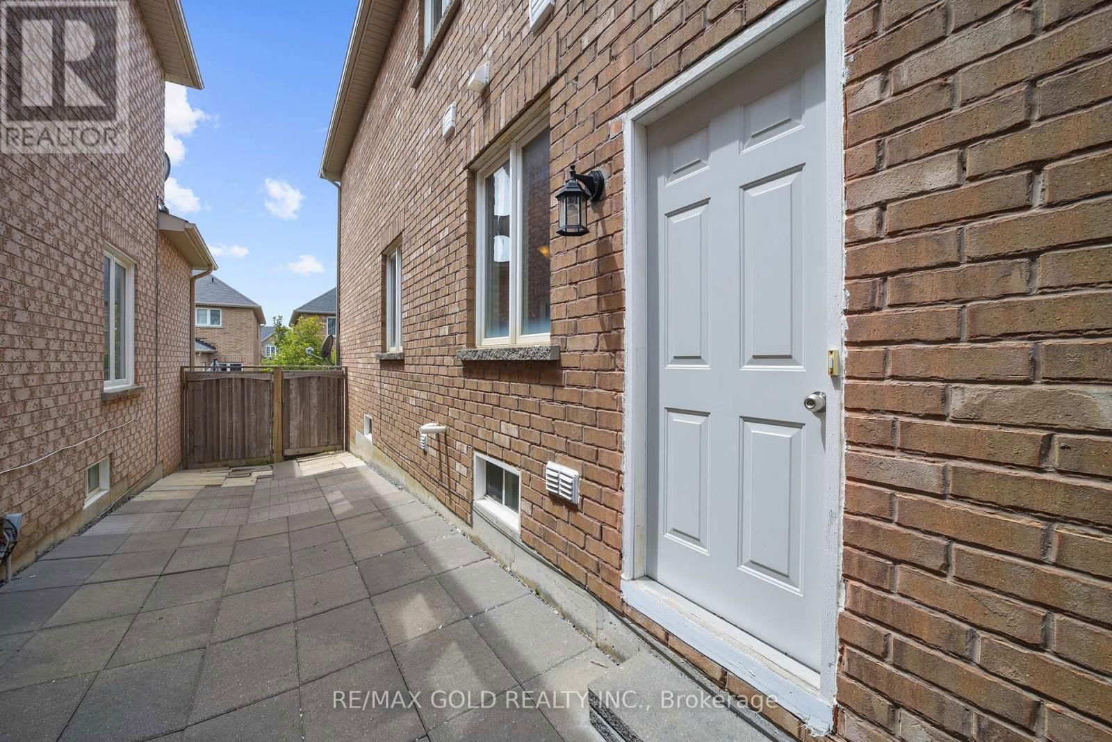 157 BLACK MAPLE CRESCENT Image 38