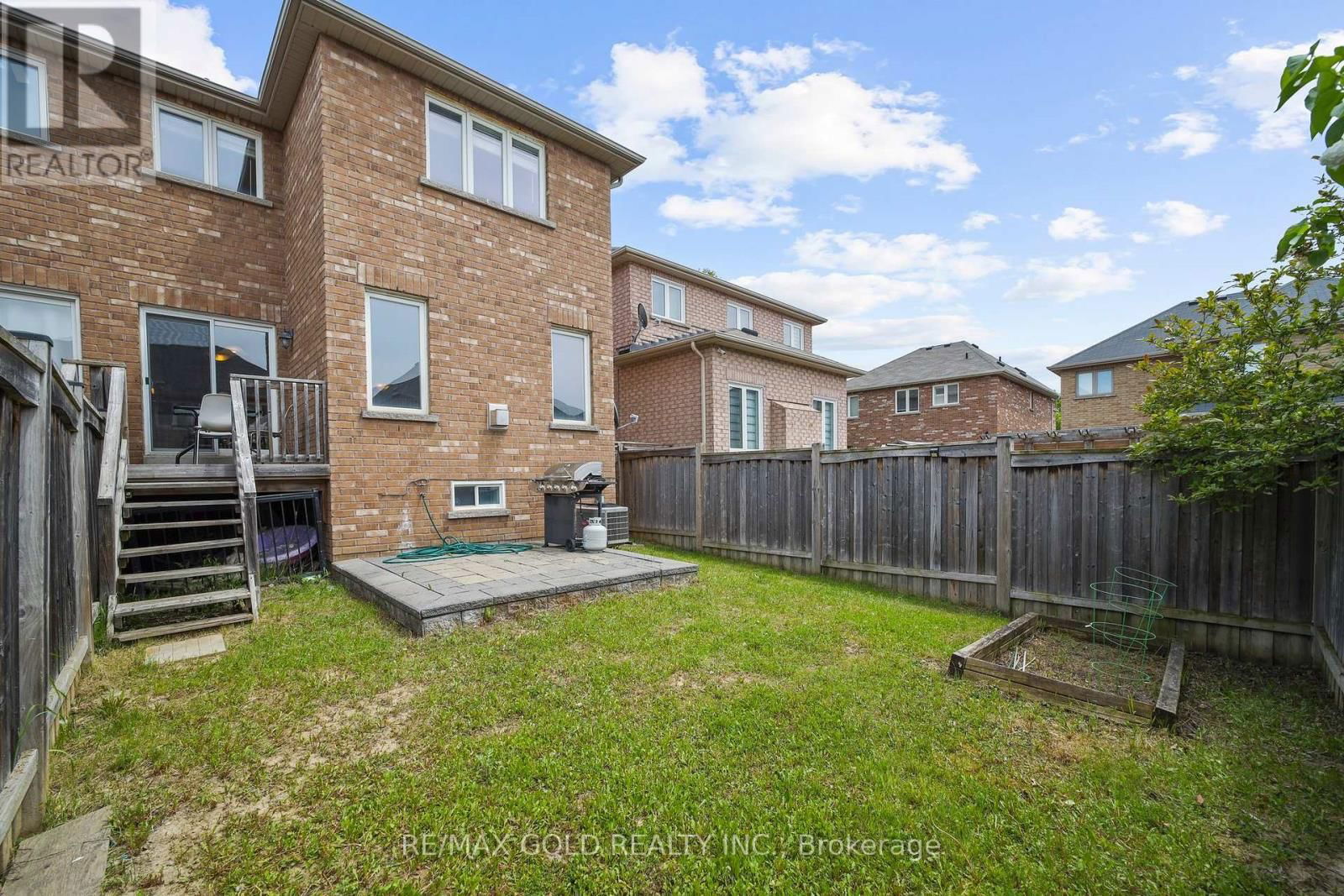 157 BLACK MAPLE CRESCENT Image 40